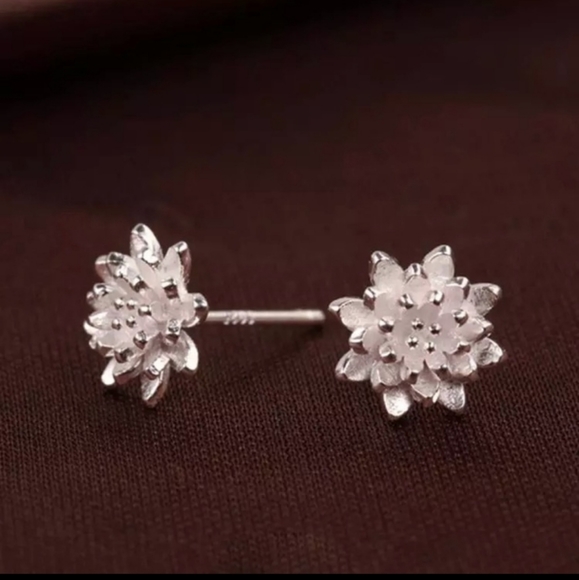 🌺LOTUS! SO ADORABLE! SILVER PLATED STUDS🌺 - Picture 5 of 8